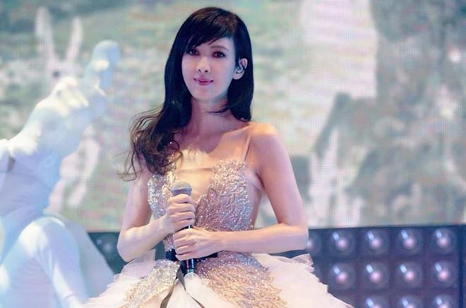 Biểu tượng sắc đẹp Châu Huệ Mẫn trẻ trung, gợi cảm ở tuổi 52-2