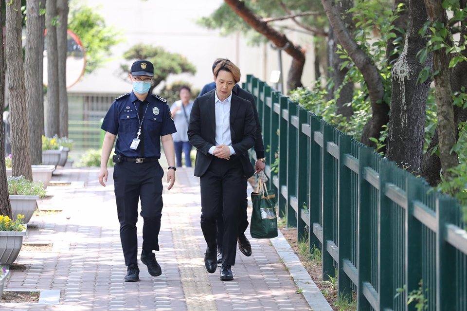 Sao nam Hoàng tử gác mái Park Yoochun bật khóc sau khi bị tuyên án tù-5