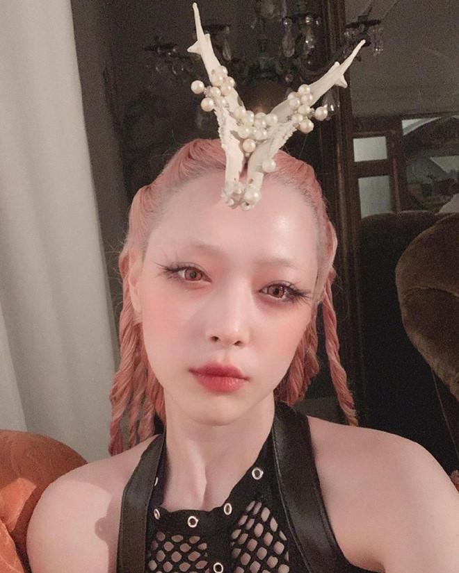 Sulli được khen xinh đẹp dù trang điểm nhợt nhạt và đeo sừng yêu tinh-1