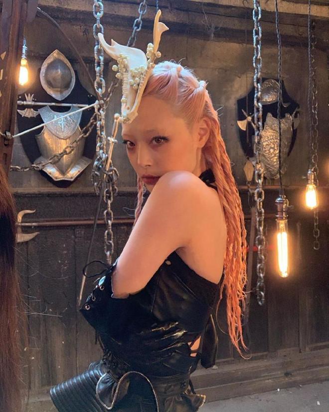 Sulli được khen xinh đẹp dù trang điểm nhợt nhạt và đeo sừng yêu tinh-2