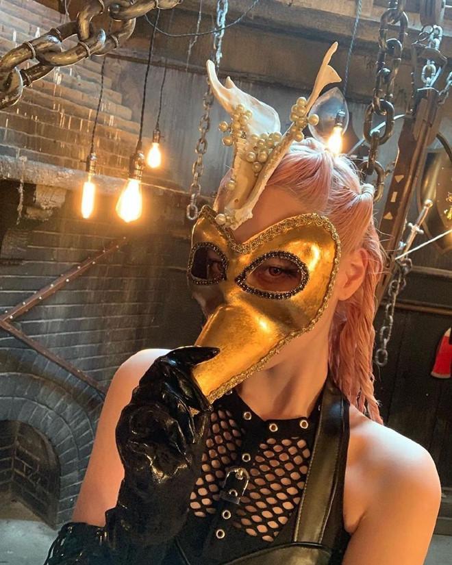 Sulli được khen xinh đẹp dù trang điểm nhợt nhạt và đeo sừng yêu tinh-3