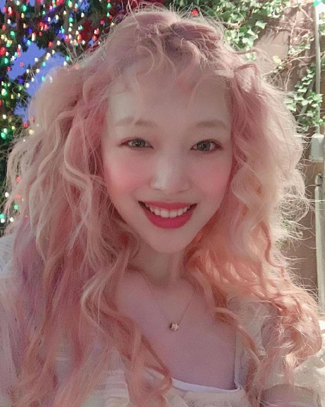 Sulli được khen xinh đẹp dù trang điểm nhợt nhạt và đeo sừng yêu tinh-5