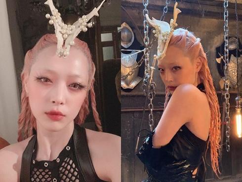 Sulli được khen xinh đẹp dù trang điểm nhợt nhạt và đeo sừng yêu tinh