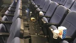Bị nhắc vì xả rác tại rạp phim, nam thanh niên nói 'có nhân viên dọn'