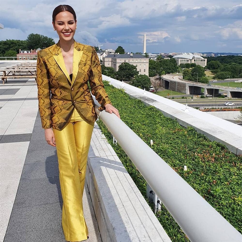 Hết vía với thời trang đã lôi thôi còn sến sẩm, tố cáo hình thể kém hoàn hảo của Hoa hậu Hoàn vũ 2018-12