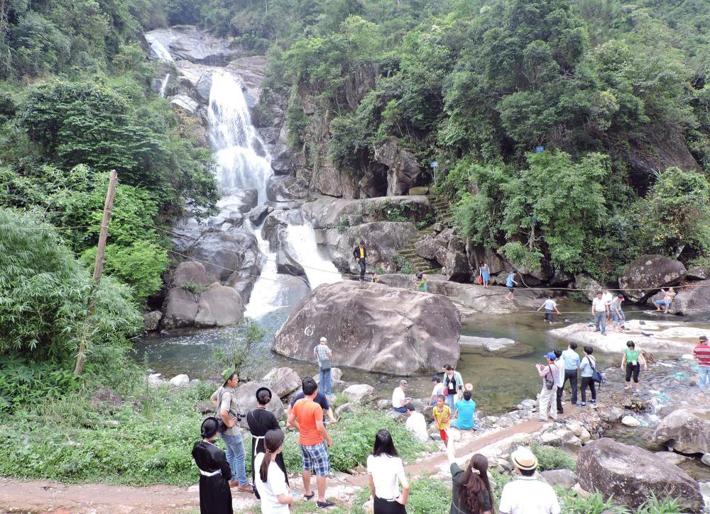 Lật xe khách ở Quảng Ninh, 21 khách du lịch gặp nạn-1