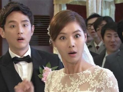 CLIP: Cô dâu ngực khủng để mặc quan khách sờ nắn vòng 1, miệng còn tươi cười thích thú-7