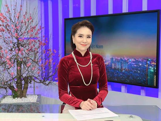 Choáng váng với BST mỹ phẩm và túi xách của BTV thời sự Mai Ngọc