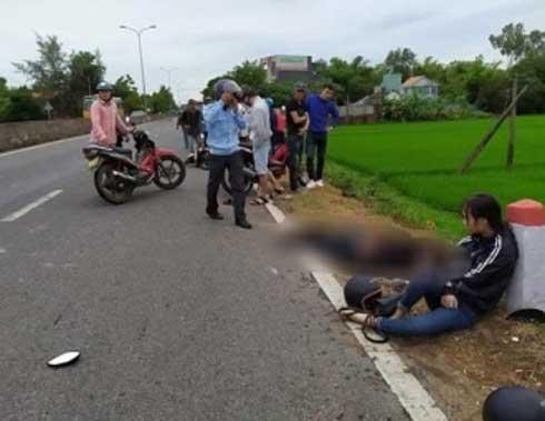 Tông vào cột mốc bên đường, cô gái thất thần bên thi thể bạn trai