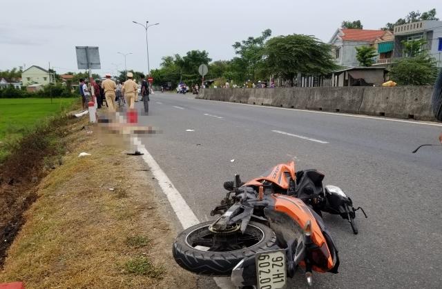 Tông vào cột mốc bên đường, cô gái thất thần bên thi thể bạn trai-2