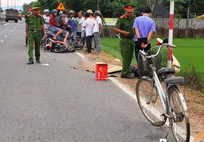 Tông vào cột mốc bên đường, cô gái thất thần bên thi thể bạn trai-1