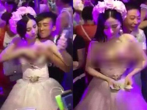 CLIP: Cô dâu ngực khủng để mặc quan khách sờ nắn vòng 1, miệng còn tươi cười thích thú