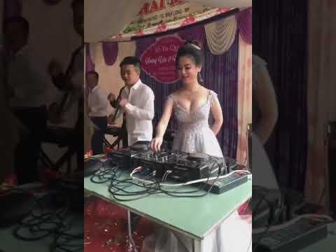 CLIP: Cô dâu ngực khủng để mặc quan khách sờ nắn vòng 1, miệng còn tươi cười thích thú-2