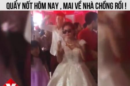 CLIP: Cô dâu ngực khủng để mặc quan khách sờ nắn vòng 1, miệng còn tươi cười thích thú-5