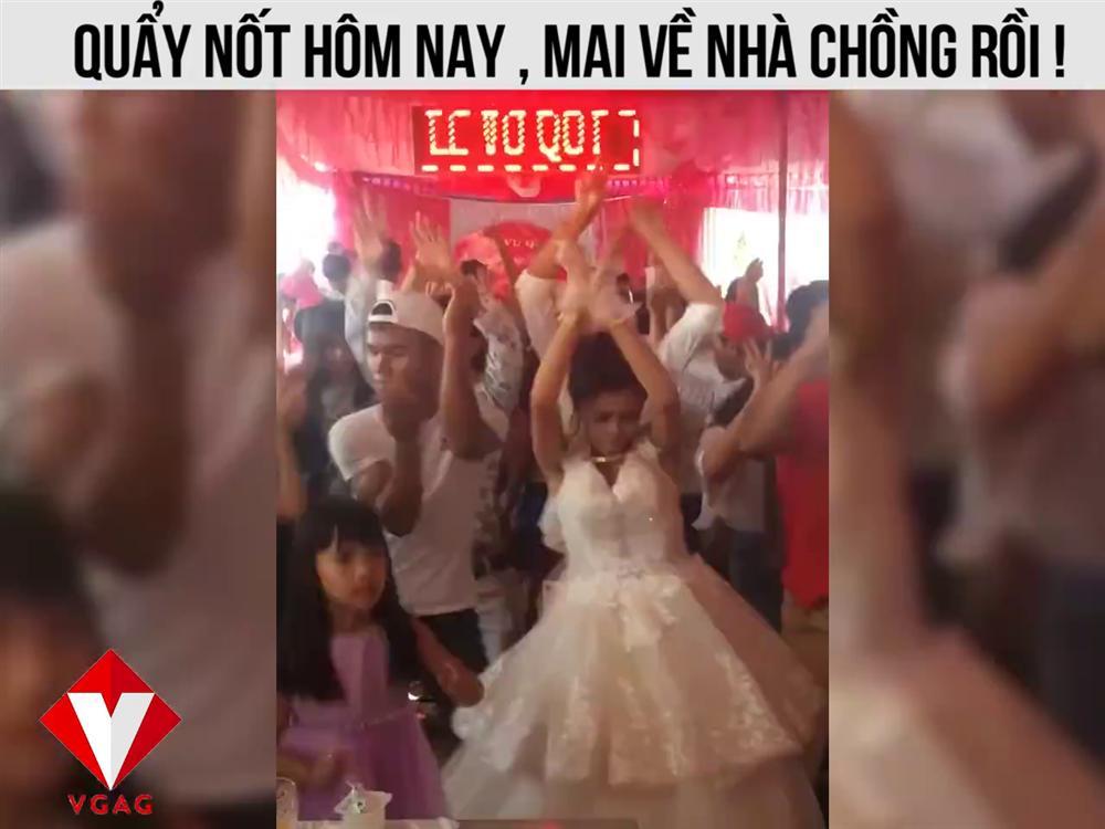 CLIP: Cô dâu ngực khủng để mặc quan khách sờ nắn vòng 1, miệng còn tươi cười thích thú-4