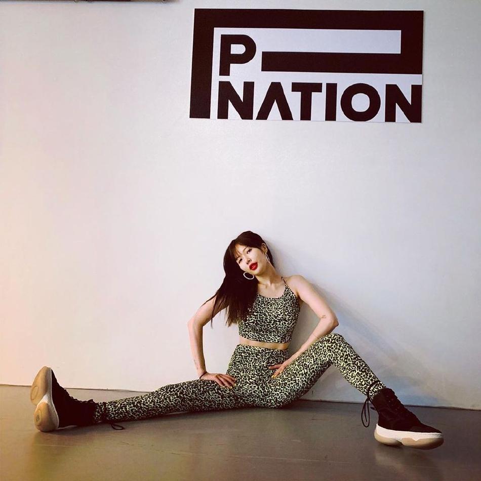 Muôn kiểu pose dáng xoạc chân siêu rộng khổng lồ khiến fan mất máu của HyunA-2