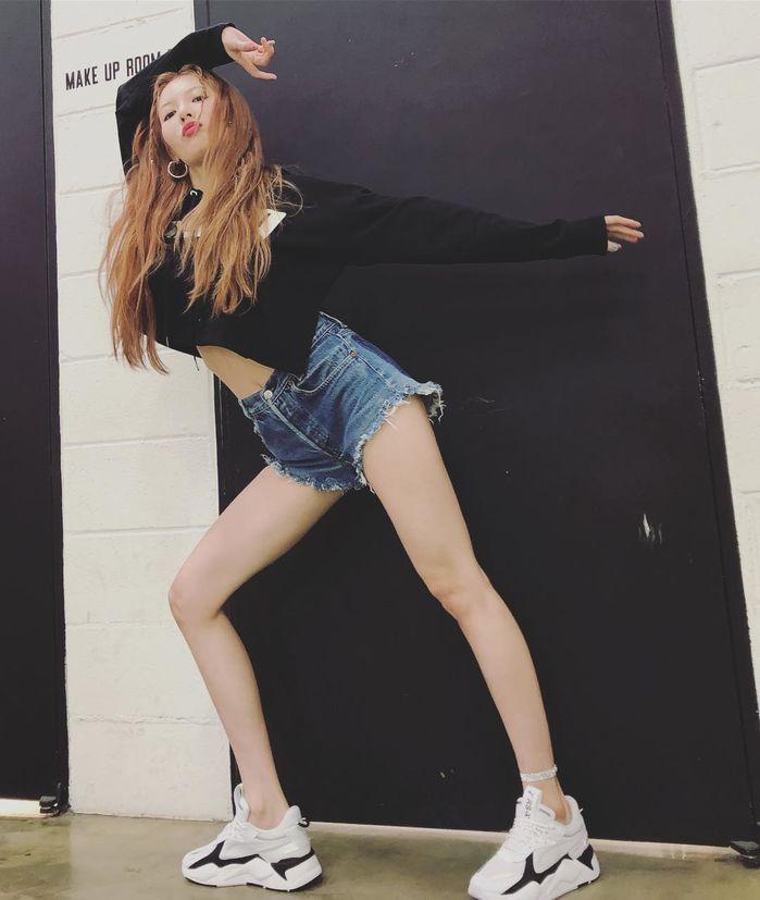 Muôn kiểu pose dáng xoạc chân siêu rộng khổng lồ khiến fan mất máu của HyunA-10