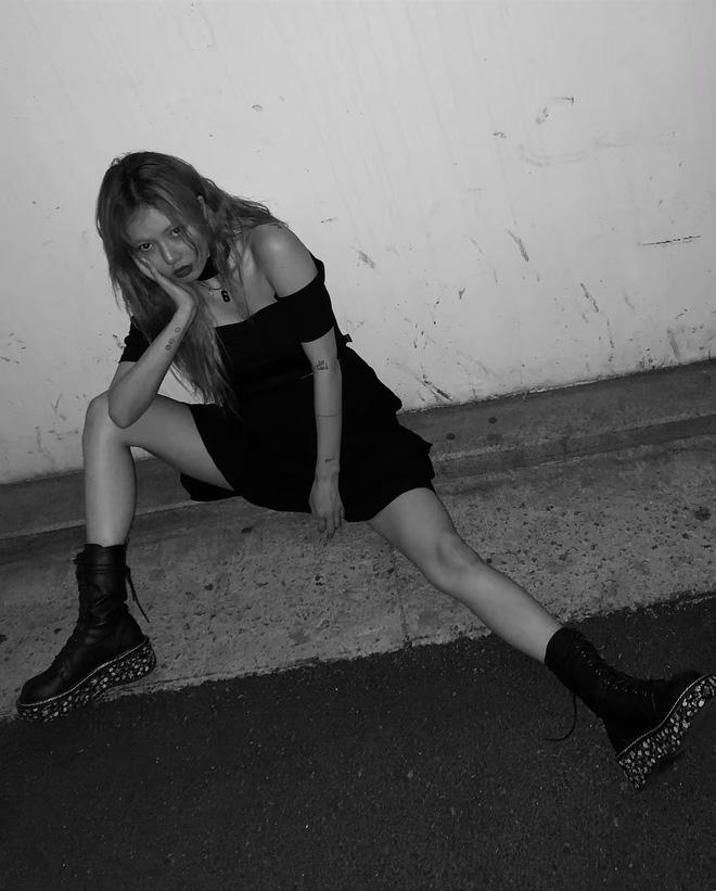 Muôn kiểu pose dáng xoạc chân siêu rộng khổng lồ khiến fan mất máu của HyunA-7