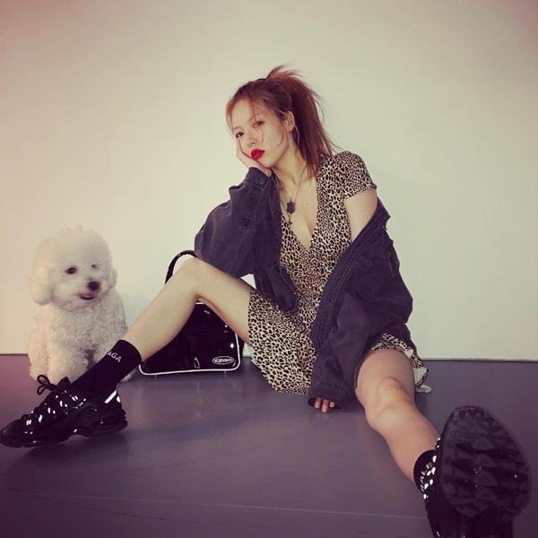 Muôn kiểu pose dáng xoạc chân siêu rộng khổng lồ khiến fan mất máu của HyunA-8