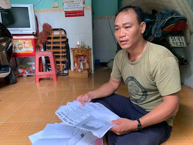 Người cha ở Sài Gòn ôm con khóc trong hạnh phúc sau hơn 4 tháng tìm kiếm mỏi mòn-1