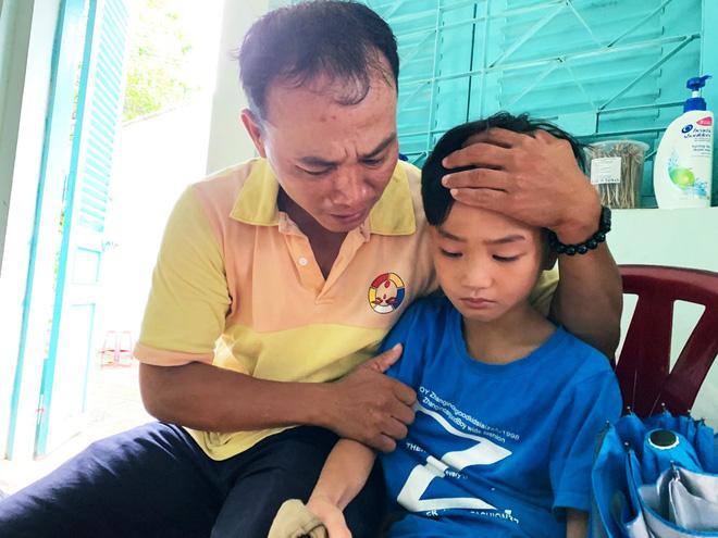Người cha ở Sài Gòn ôm con khóc trong hạnh phúc sau hơn 4 tháng tìm kiếm mỏi mòn-4