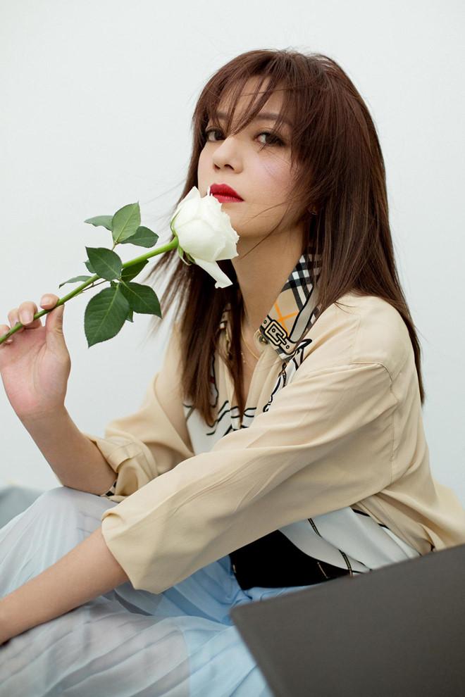 Triệu Vy ngồi bệt ăn bánh giữa nhà ga-2