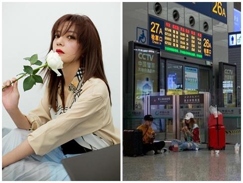 Triệu Vy ngồi bệt ăn bánh giữa nhà ga