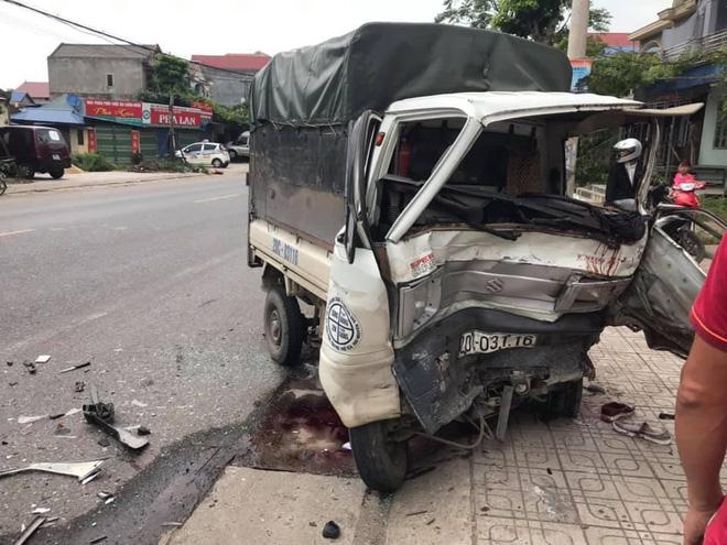 Clip: Phóng tốc độ bàn thờ, xe tải quay 360 độ như phim hành động Mỹ sau khi đâm nát đầu Ford Ranger-2