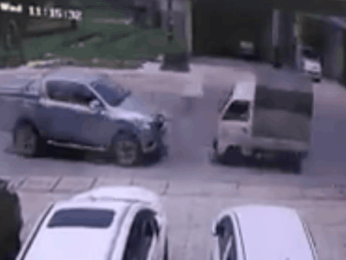 Clip: Ảnh hưởng của bão số 2, Trung Quốc xuất hiện vòi rồng như yêu quái, càn quét nhà cửa xe cộ-1