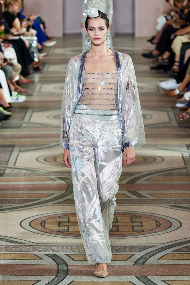 Dàn mẫu nữ mặc xuyên thấu táo bạo, lộ ngực trong show thời trang-2