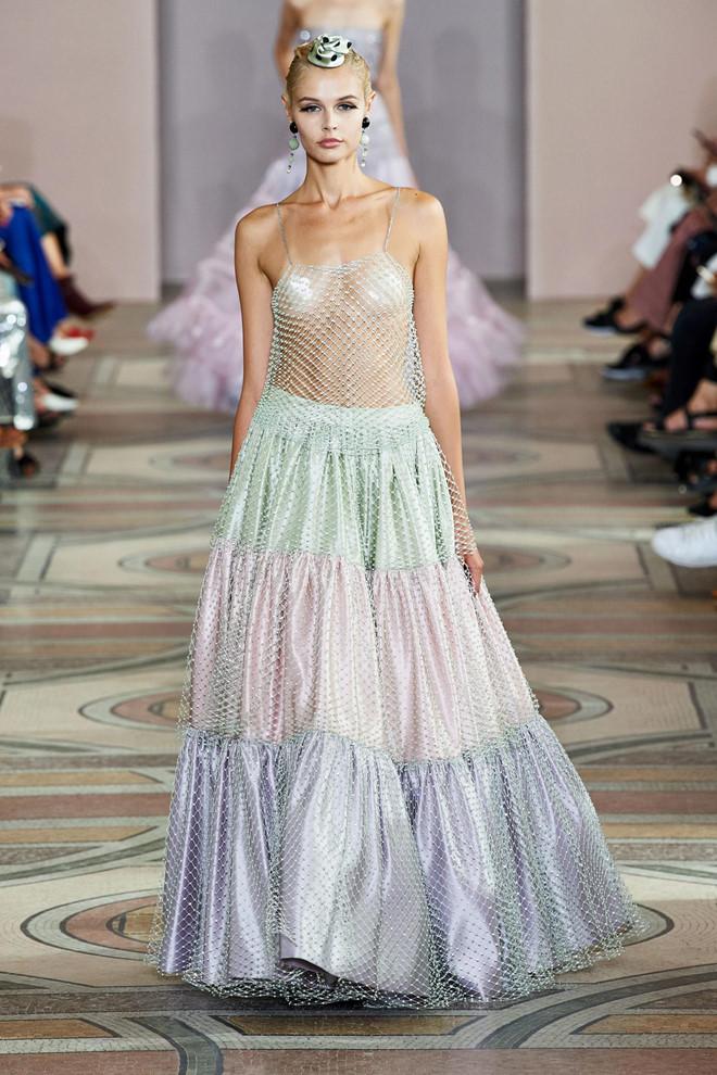 Dàn mẫu nữ mặc xuyên thấu táo bạo, lộ ngực trong show thời trang-4