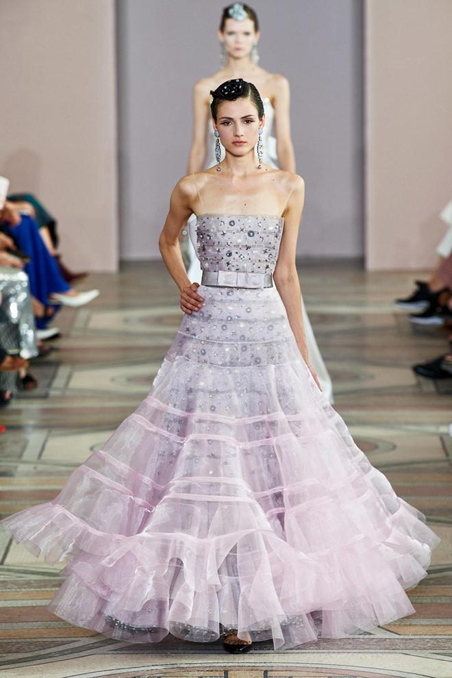 Dàn mẫu nữ mặc xuyên thấu táo bạo, lộ ngực trong show thời trang-7