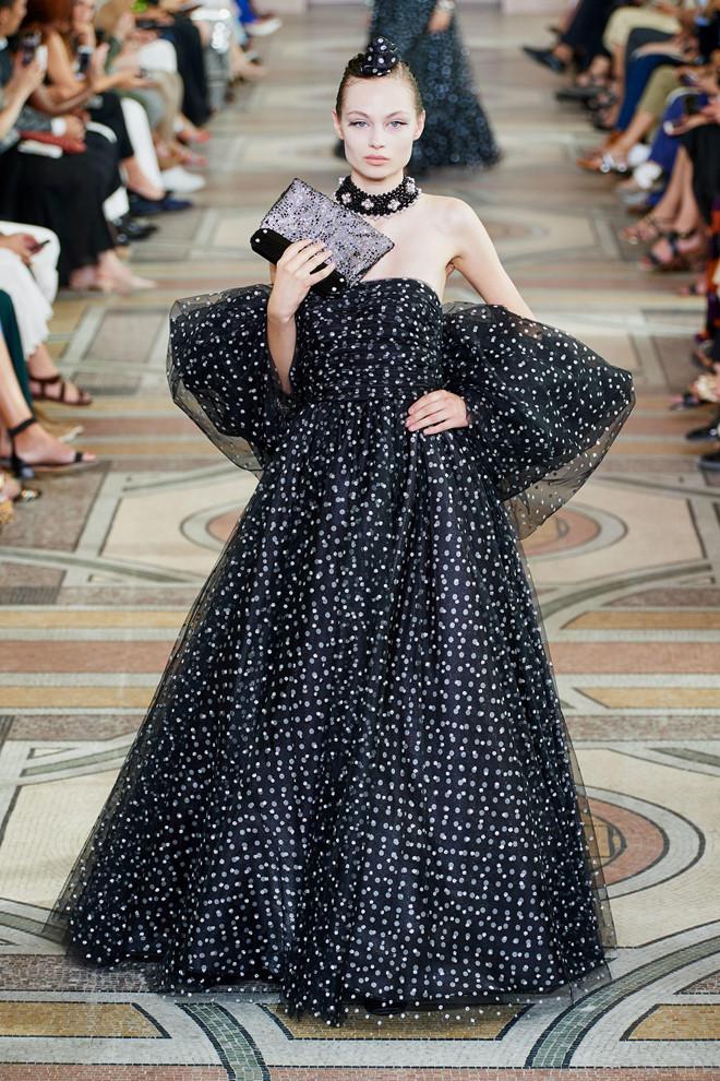 Dàn mẫu nữ mặc xuyên thấu táo bạo, lộ ngực trong show thời trang-8