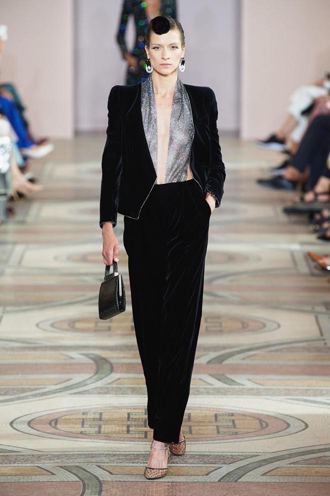 Dàn mẫu nữ mặc xuyên thấu táo bạo, lộ ngực trong show thời trang-9