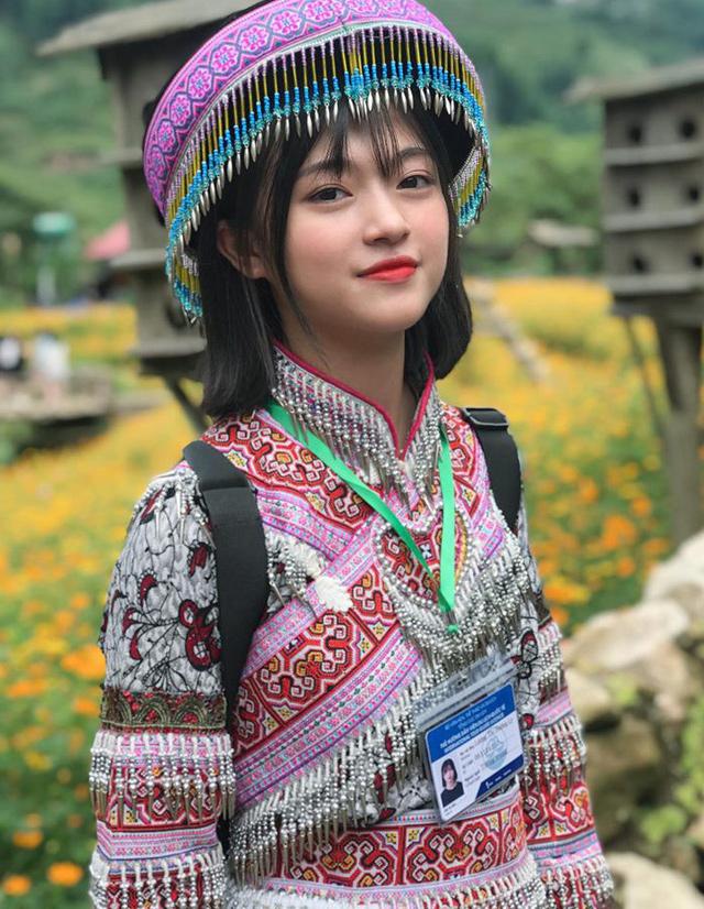 Nữ sinh mặc quần áo người dân tộc Mông gây xôn xao - 2sao