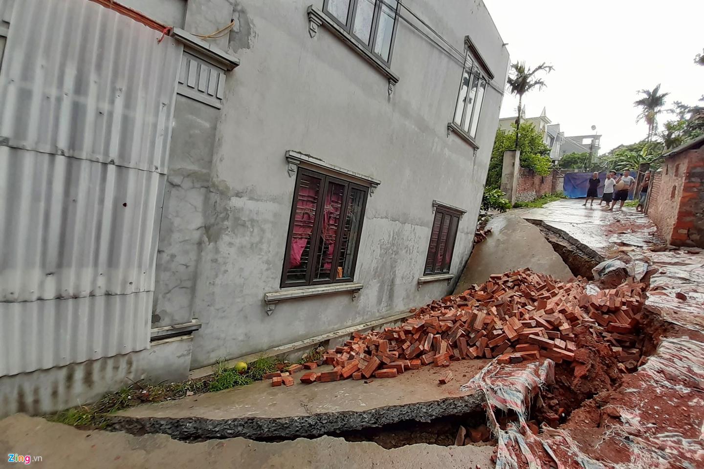 Hố tử thần nuốt căn nhà 2 tầng ở Hà Nội-8