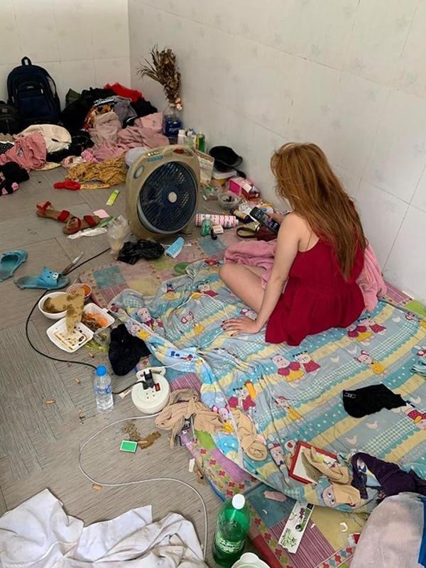 Bức ảnh cô gái thức giấc quanh căn phòng ngập ngụa rác khiến nhiều người thắc mắc sao có thể ngủ nổi?-1