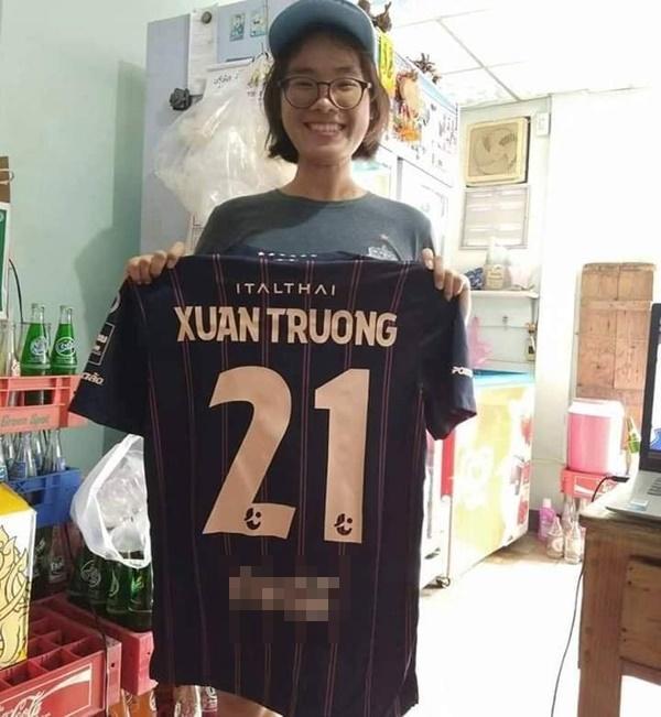 Cần gì xinh đẹp, cô gái này vẫn chiếm spotlight khi hết chụp ảnh chung lại dành lời mật ngọt cho Xuân Trường-3