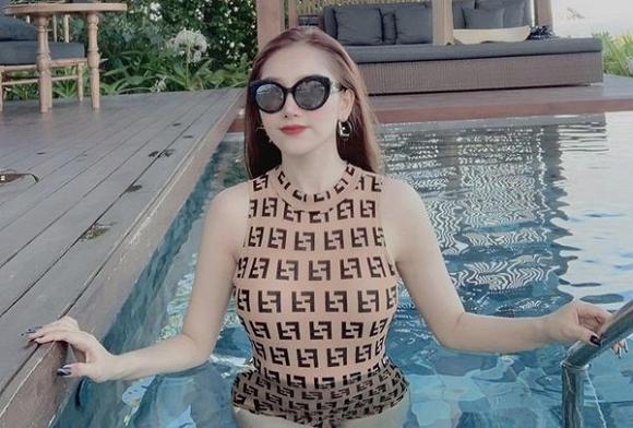 Bạn gái Vũ Văn Thanh khoe vòng 1 căng mọng, xứng danh top đầu trong dàn Wags tuyển thủ Việt-2