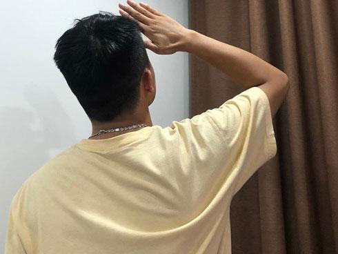 Cười bò trước hành động chào camera của ông chồng nhưng bình luận này mới gây 'bão'