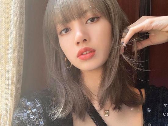 BLACKPINK Lisa chứng minh đẳng cấp khi ảnh 'tự sướng' cán mốc 2 triệu likes chỉ sau 4 giờ