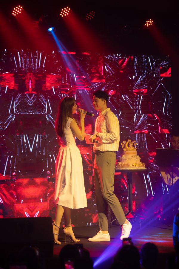 Minh Hằng nựng má Trịnh Thăng Bình, tình tứ song ca hit đình đám một thời Một Vòng Trái Đất-1