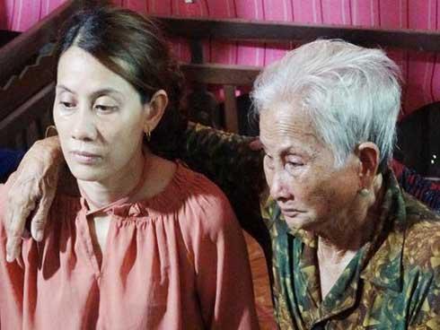 Mẹ già 80 tuổi ngất xỉu khi vừa nhìn thấy con gái trở về nhà sau 22 năm lưu lạc