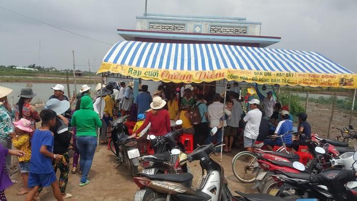 Mẹ già 80 tuổi ngất xỉu khi vừa nhìn thấy con gái trở về nhà sau 22 năm lưu lạc-1