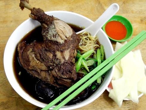 Quán mì Quảng có thâm niên gần nửa thế kỷ, vừa tráng vừa ăn-3