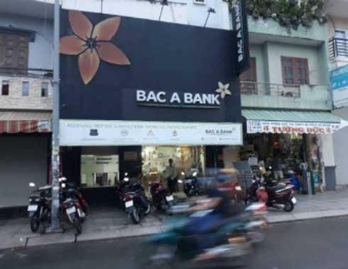 Nghi án thanh niên cầm vật giống súng xông vào ngân hàng ở Sài Gòn rồi bỏ chạy