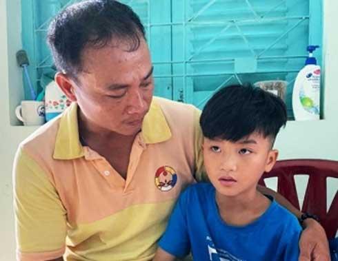 Cuộc đoàn tụ chóng vánh của cậu bé 8 tuổi với cha sau 4 tháng mất tích