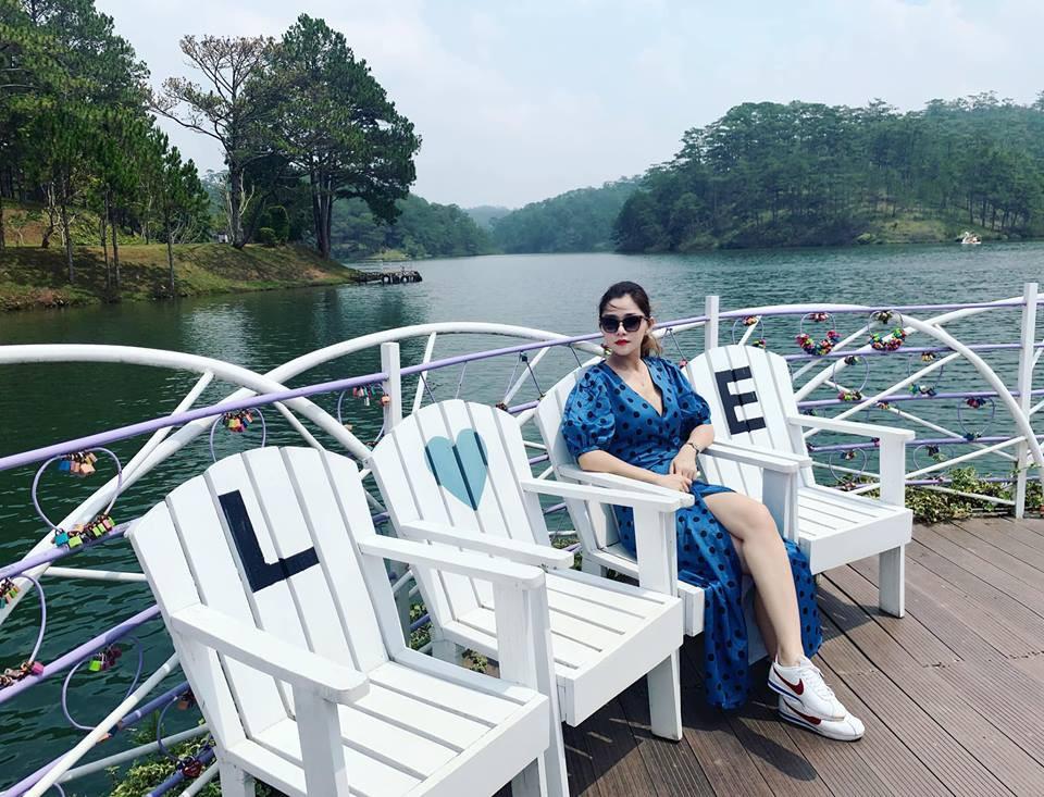 Tay xách nách mang hai con nhưng nhan sắc chị gái Chi Pu vẫn thuộc hàng cực phẩm-10