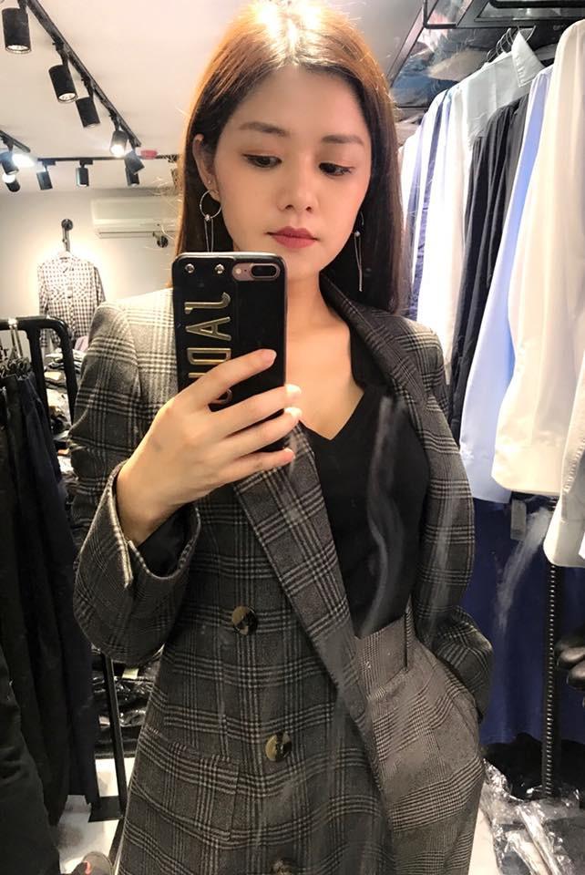 Tay xách nách mang hai con nhưng nhan sắc chị gái Chi Pu vẫn thuộc hàng cực phẩm-6