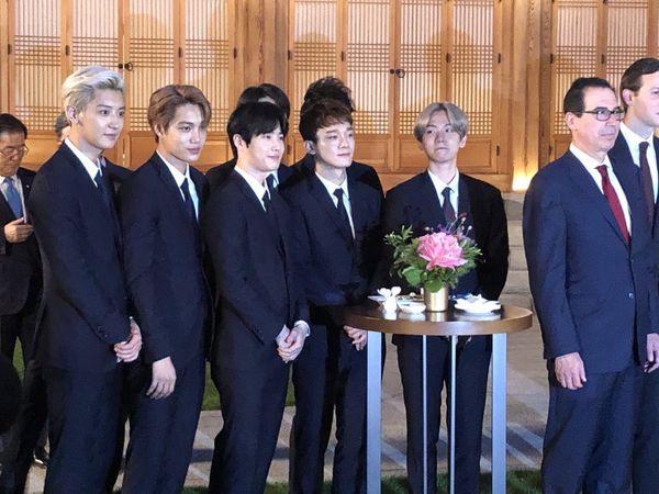 Thú vị như EXO: Tổ chức cả fanmeeting ở Nhà Xanh trong lúc chờ gặp ngài Tổng thống-3